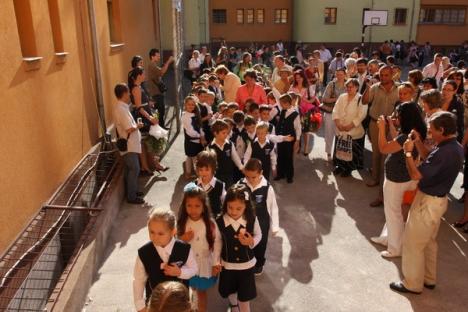 Toate şcolile din Bihor au primit mobilierul pentru clasele zero 